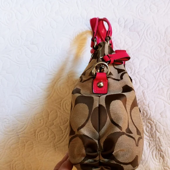 COACH  A1381 F22941 Ltd. Ed. Daisy Signature Crossbody/Tote- Khaki, Raspberry - Picture 6 of 16